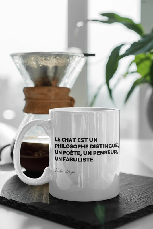 Mug en céramique devant une cafetière - Place des Images