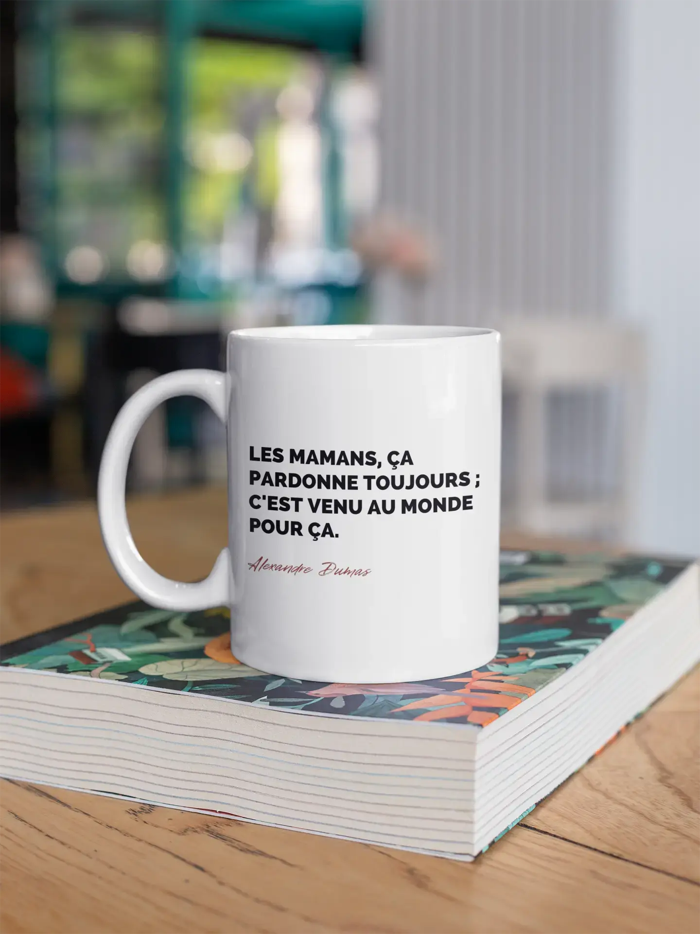 Mug / Tasse Citation Alexandre Dumas sur les mamans (vue en situation) - Place des Images