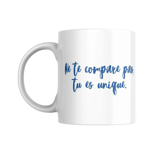 Mug blanc céramique 325ml avec illustration Fleur de vie jaune et expression "Ne te compare pas, tu es unique". Vue côté expression