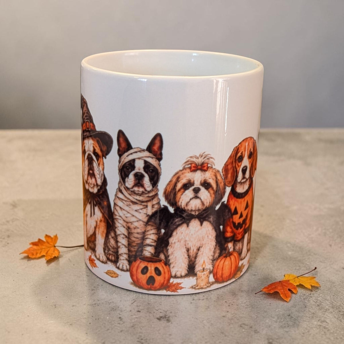 Mug en céramique Place des Images avec illustration aquarelle de chiens déguisés pour Halloween (vue de face)