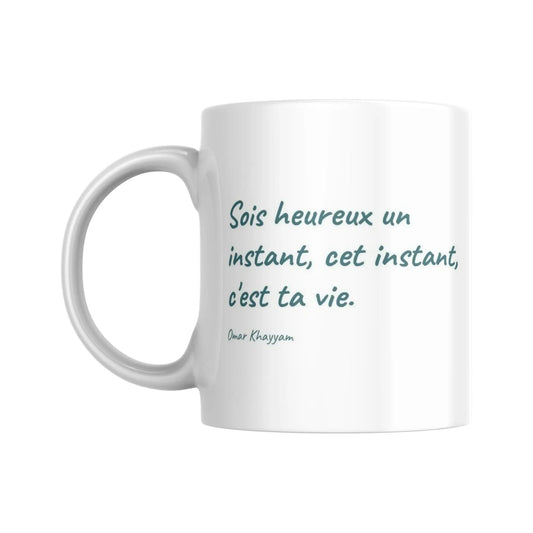 Mug blanc céramique 325ml avec illustration Arbre de vie multicolore et citation d'Omar Kayyam. Vue côté citation