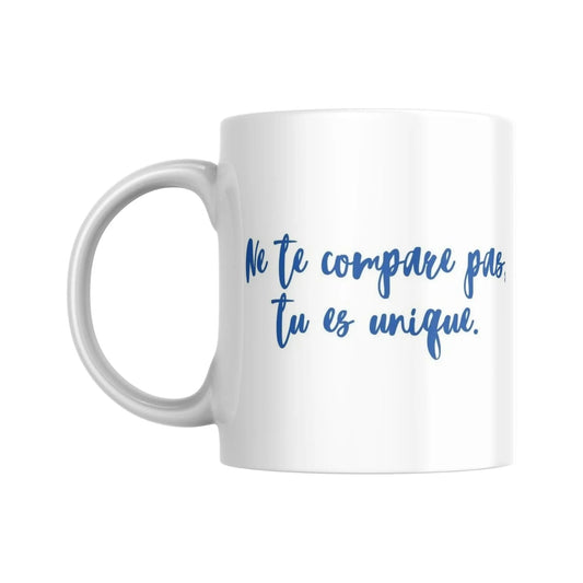Mug blanc céramique 325ml avec illustration Fleur de vie jaune et expression "Ne te compare pas, tu es unique". Vue côté expression