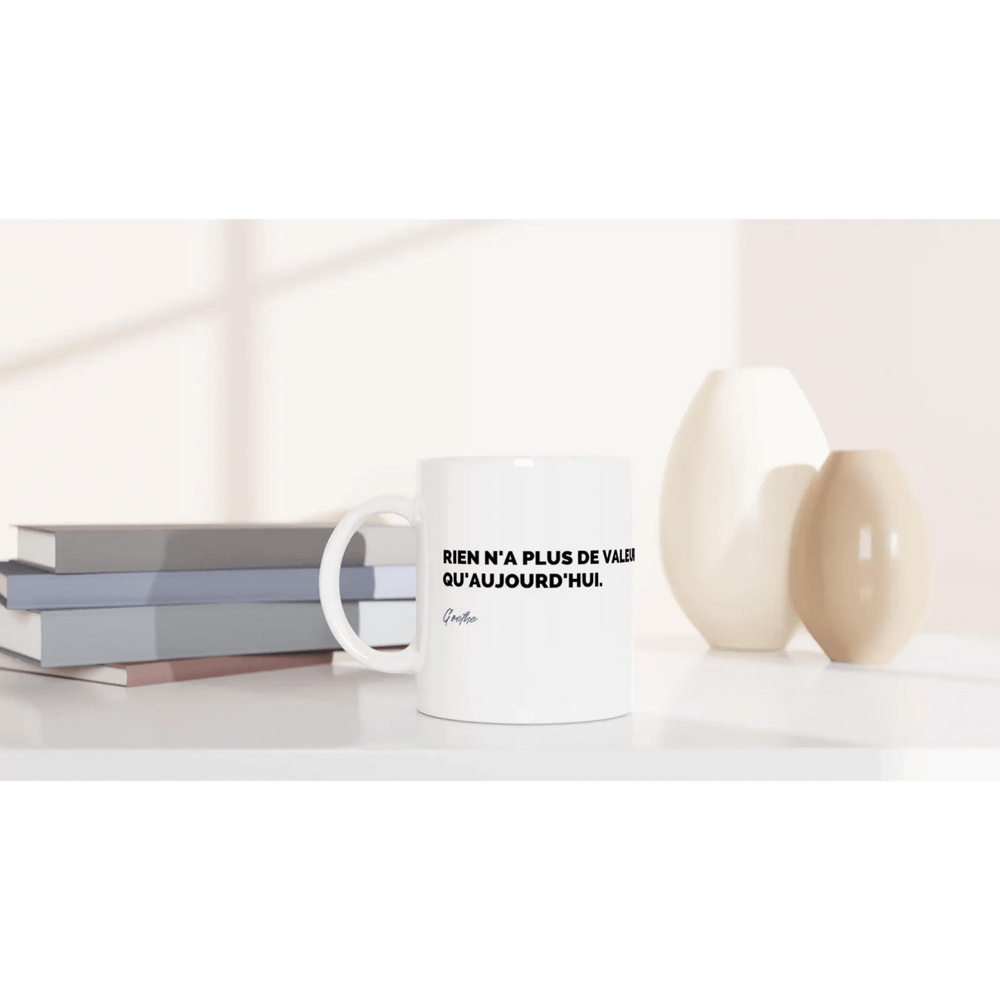 Mug / Tasse Citation de Goethe sur le moment présent (vue en situation) - Place des Images