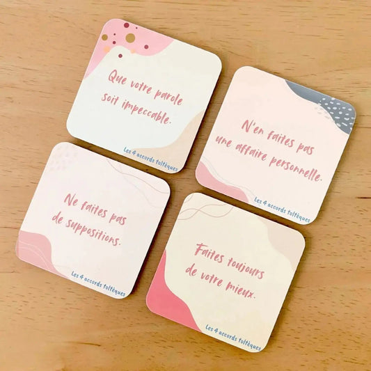 Lot de 4 dessous de verres ornés des « Quatre Accords Toltèques » dans des tons naturels.
