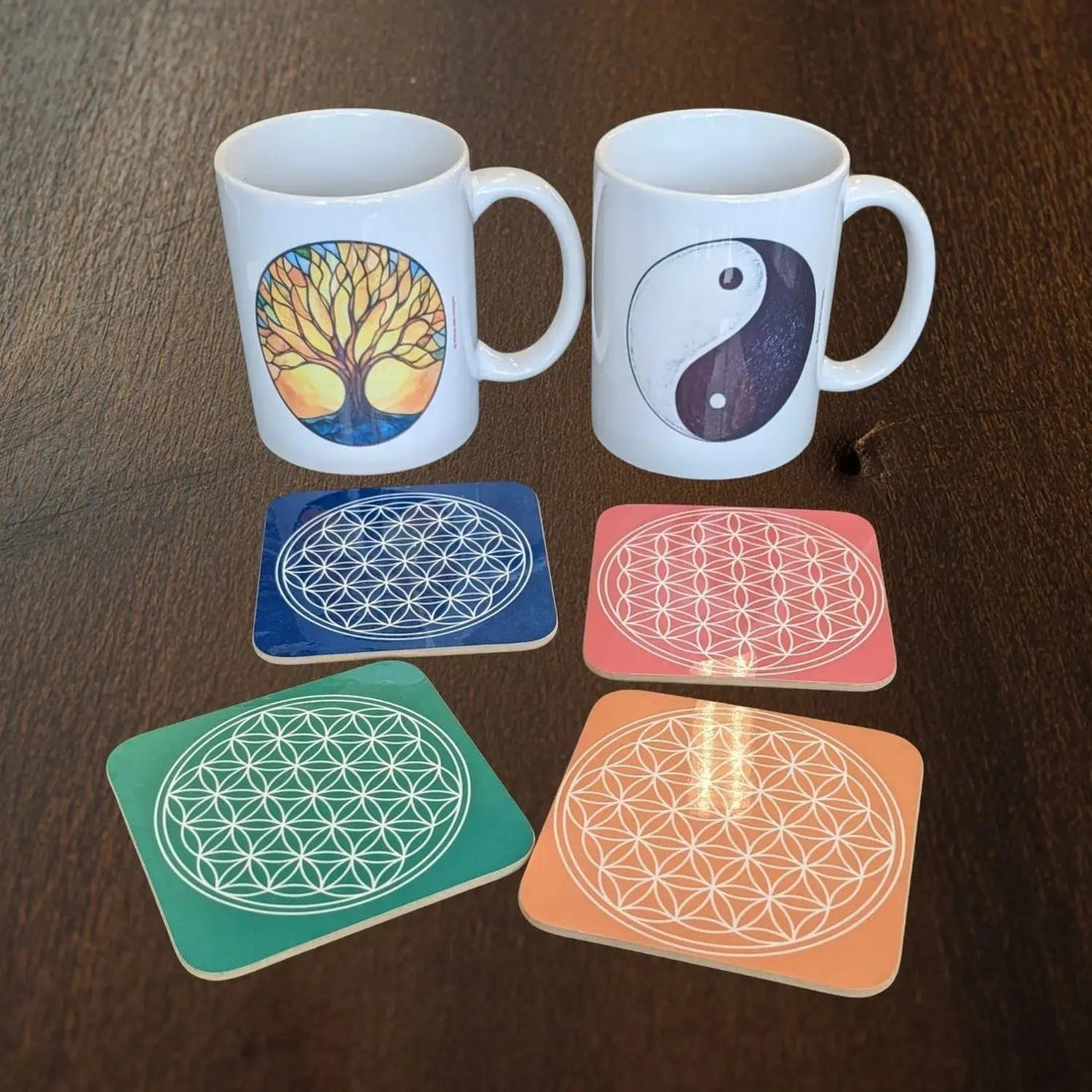 Mugs et dessous de verre avec des thèmes liés à la spiritualité