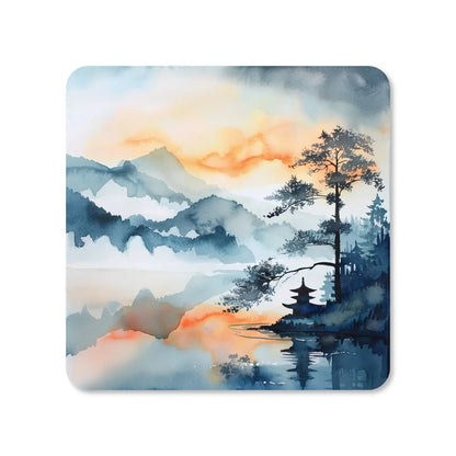 Dessous de verre carré en MDF -  Crépuscule au bord du lac : silhouette de pins, pagode et nuages dorés