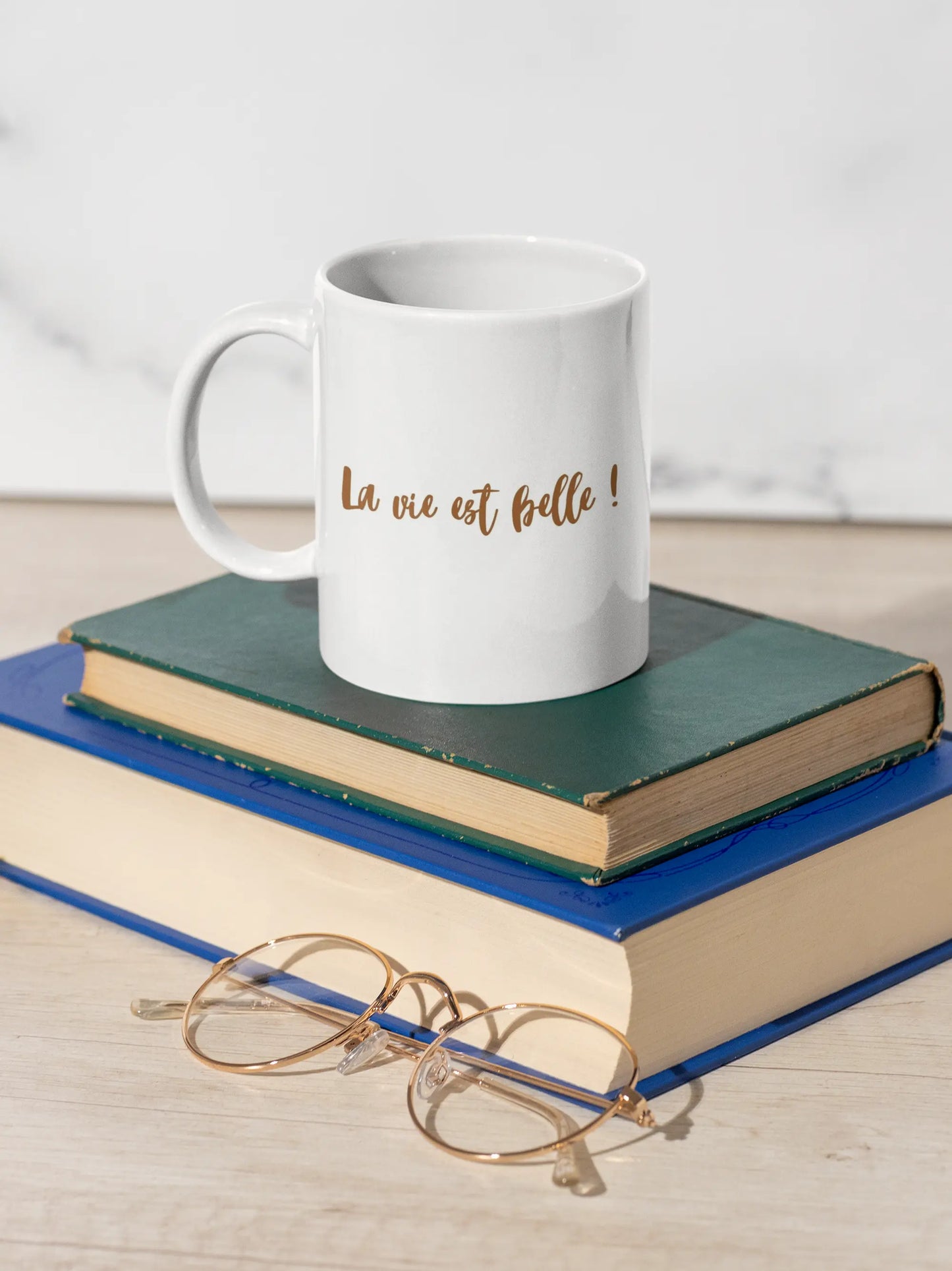 Mug blanc céramique 325ml avec illustration Arbre de vie jaune et expression "La vie est belle". Vue en situation côté texte