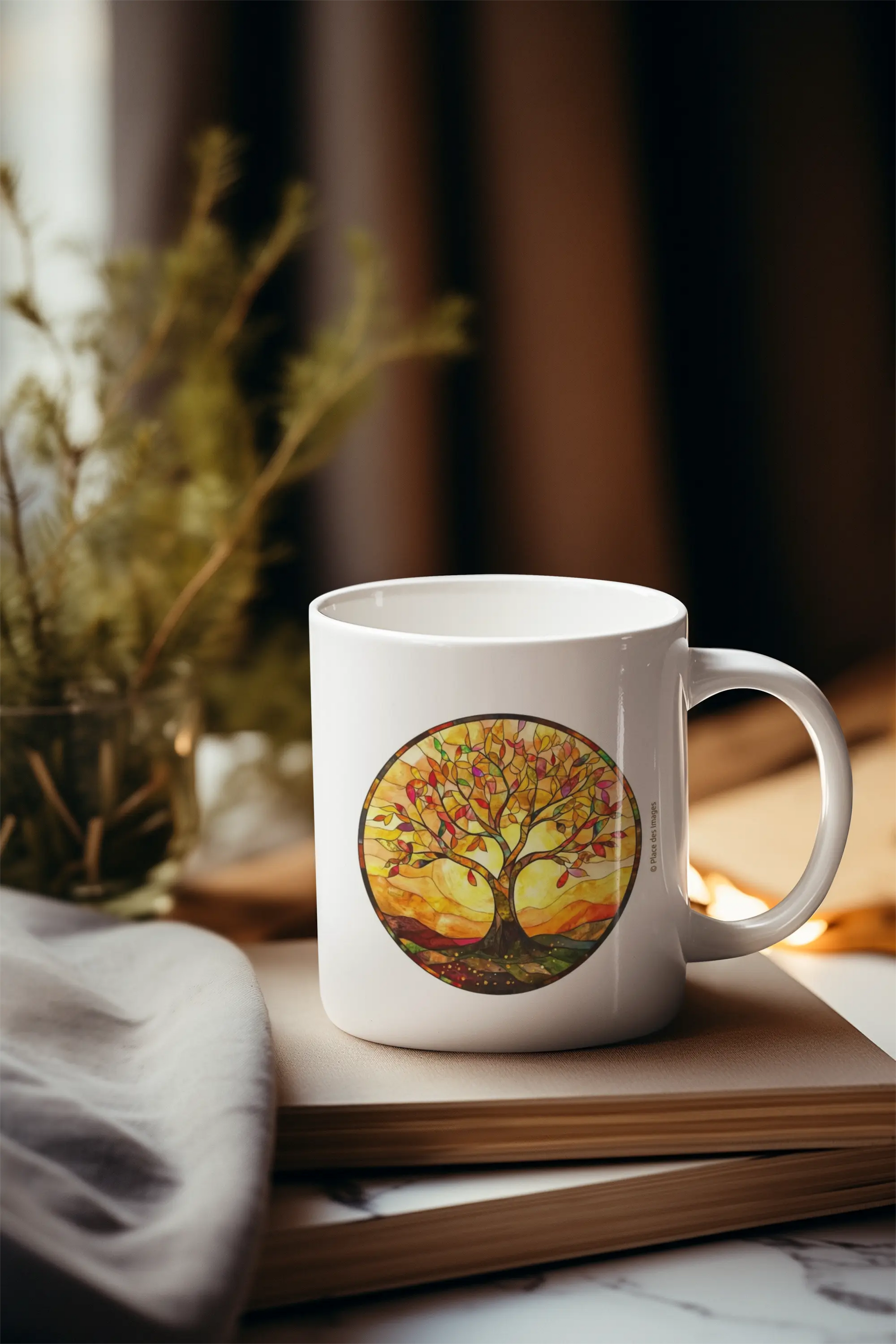 Mug blanc céramique 325ml avec illustration Arbre de vie jaune et expression "La vie est belle". Vue en situation côté illustration