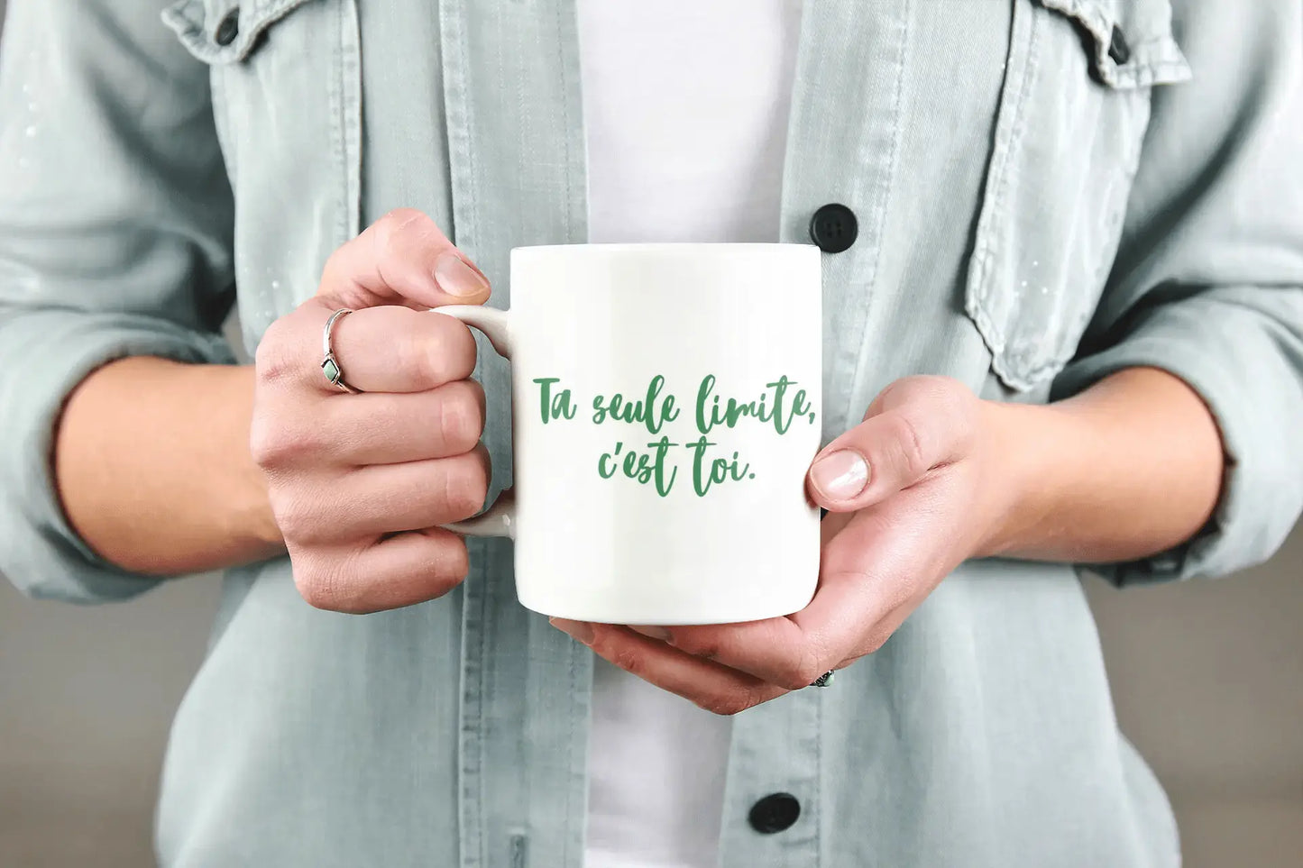Mug blanc céramique 325ml avec illustration Arbre de vie jaune et expression "Ta seule limite, c'est toi". Vue en situation côté expression