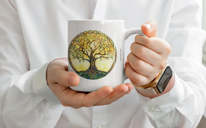 Mug blanc céramique 325ml avec illustration Arbre de vie jaune et expression "Ta seule limite, c'est toi". Vue en situation côté illustration