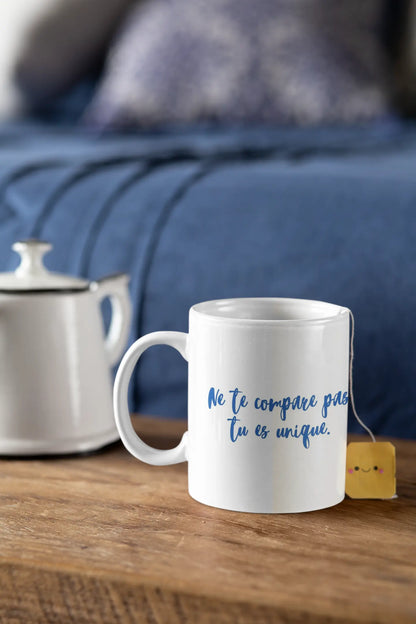 Mug blanc céramique 325ml avec illustration Fleur de vie jaune et expression "Ne te compare pas, tu es unique". Vue en situation côté expression