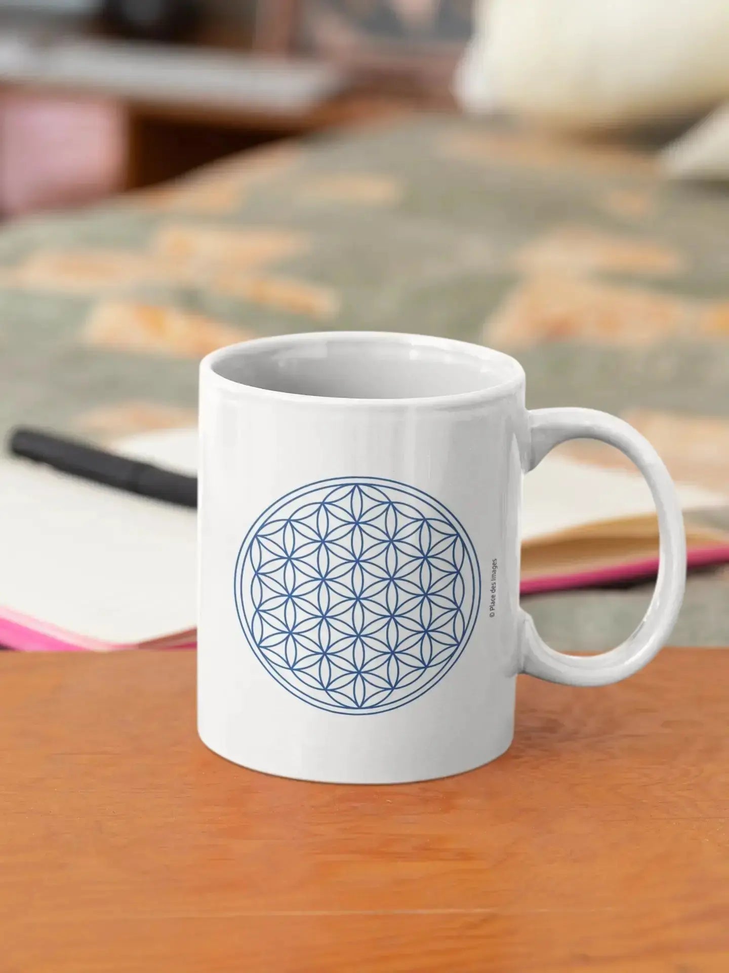 Mug blanc céramique 325ml avec illustration Fleur de vie jaune et expression "Ne te compare pas, tu es unique". Vue en situation côté illustration