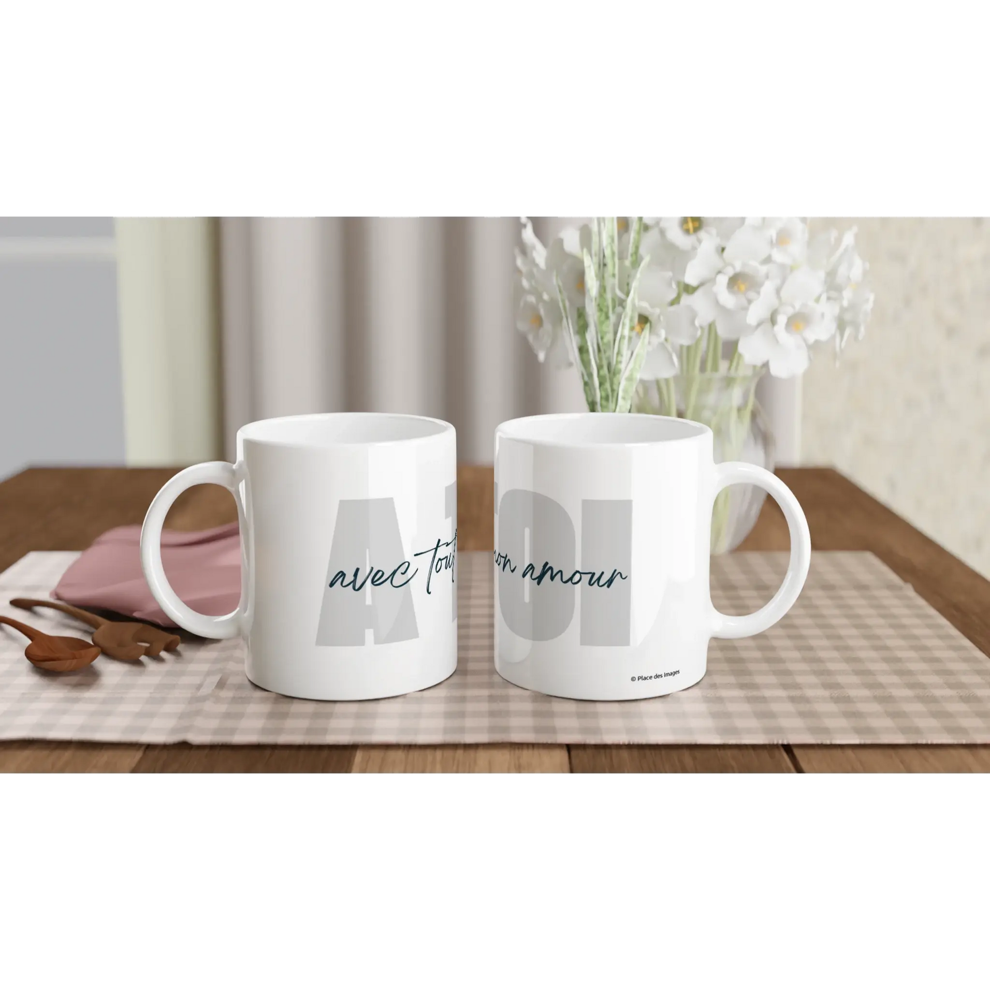 Mug cadeau - A toi, avec tout mon amour - Mise en situation pour voir les deux faces du mug