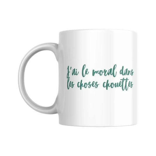 Mug blanc céramique 325ml avec illustration Arbre de vie vert et expression "Le moral dans les choses chouettes". Vue côté texte