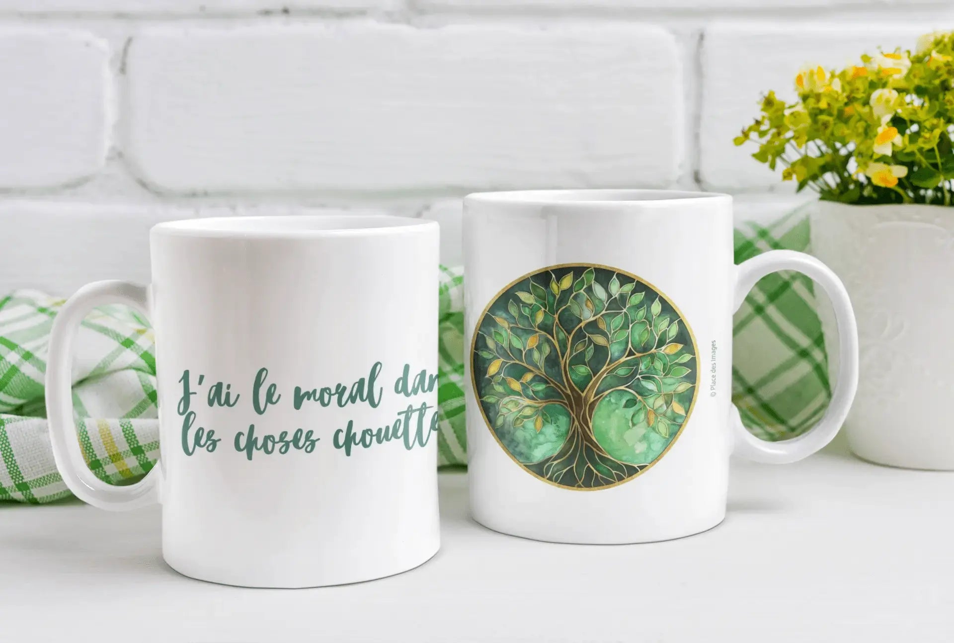 Mug blanc céramique 325ml avec illustration Arbre de vie vert et expression "J'ai le moral dans les choses chouettes". Mise en situation en duo