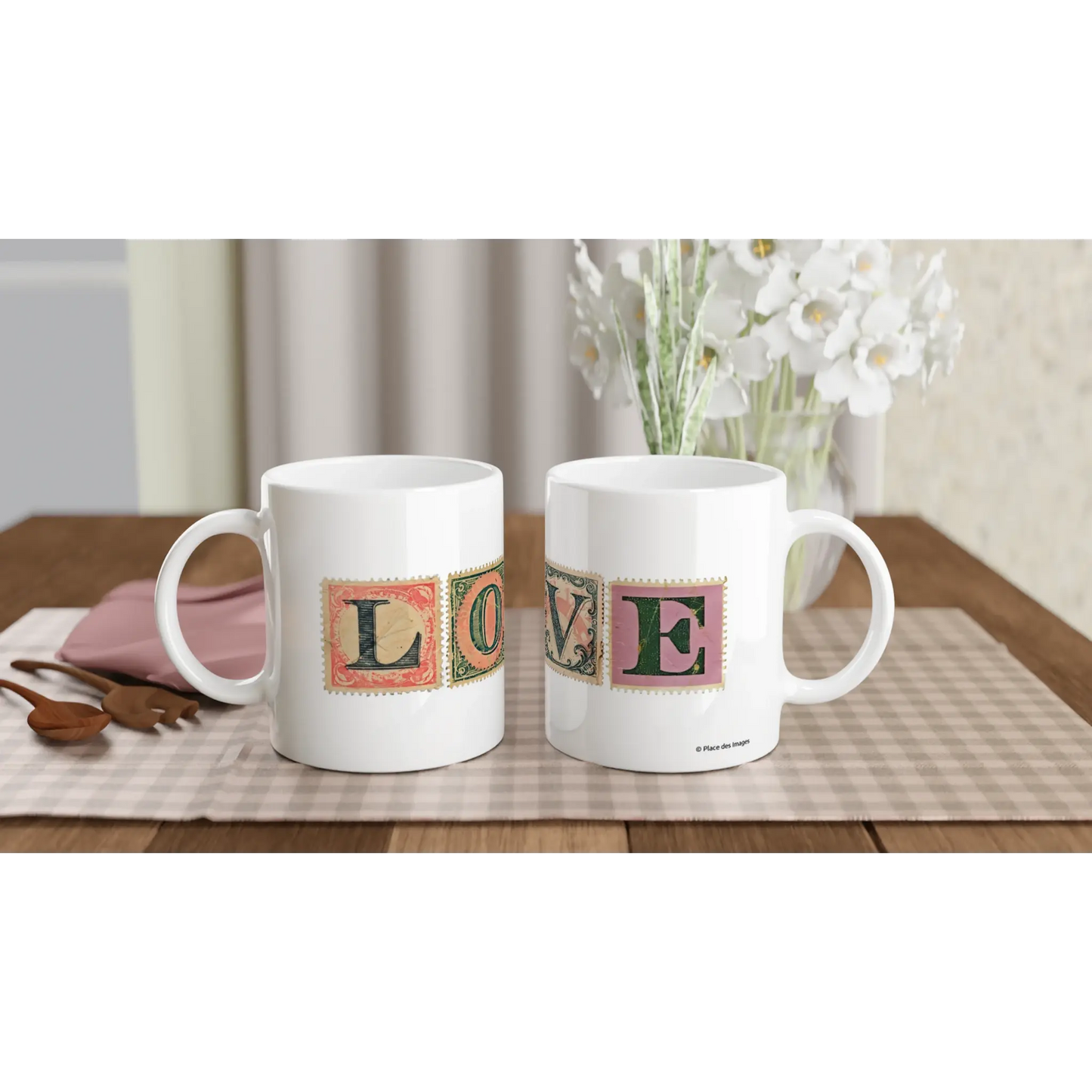 Mug cadeau avec le mot Love en lettres façon timbre poste vintage - Mise en situation pour voir les deux faces du mug