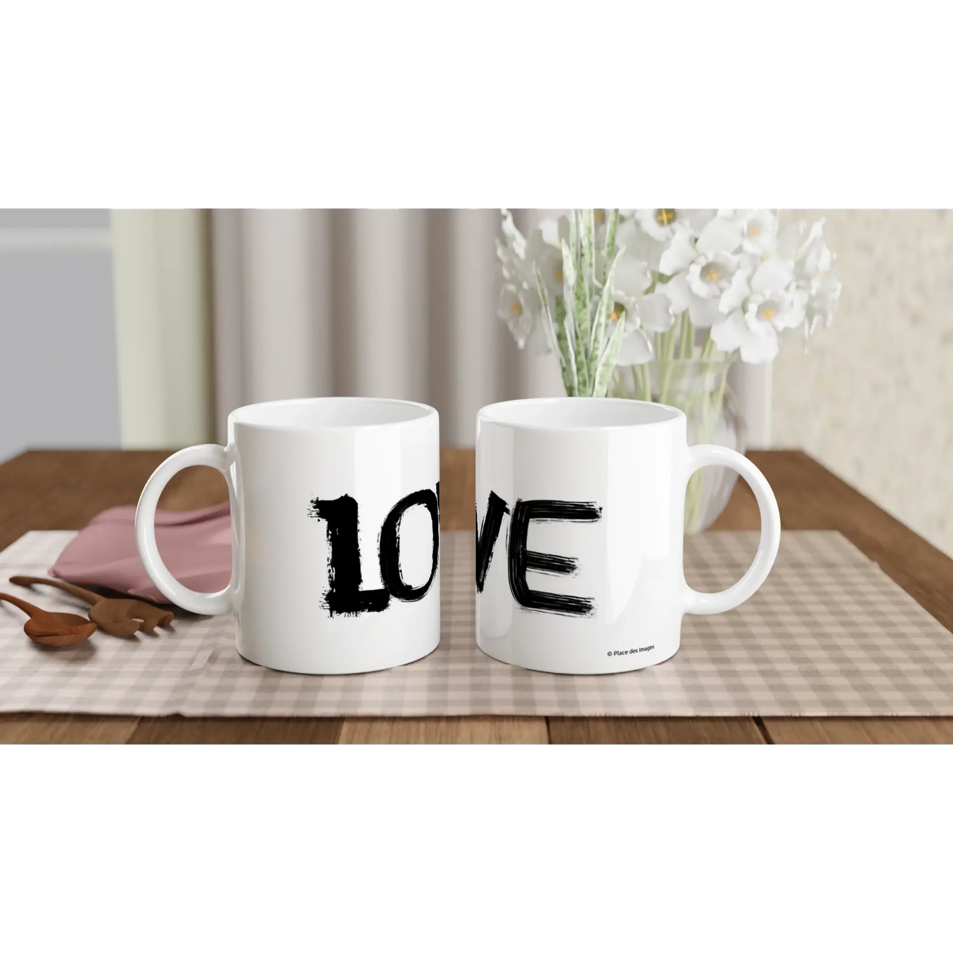 Mug cadeau  avec le mot Love en lettres noires façon graffit - Mise en situation pour voir les deux faces du mug