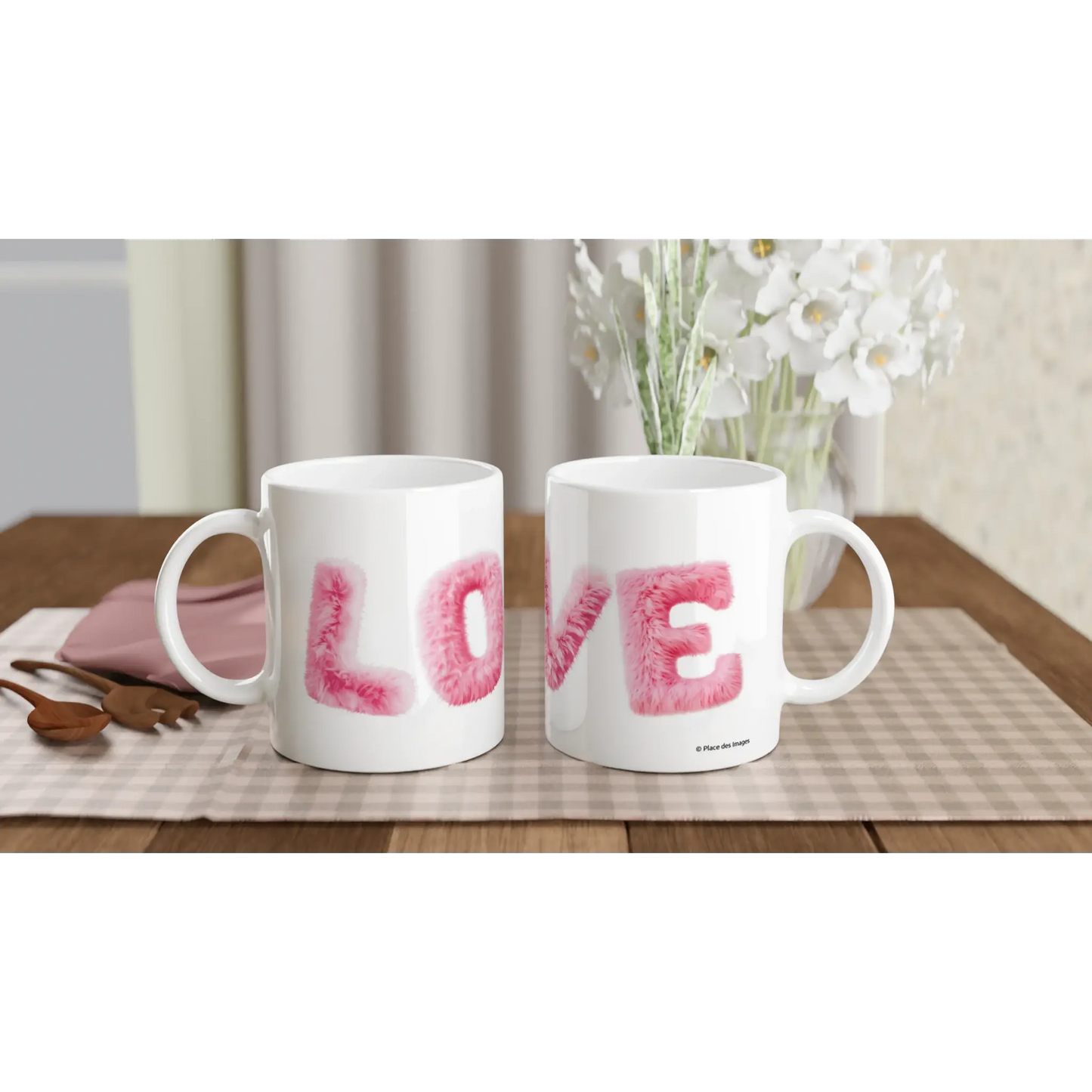 Mug cadeau  avec le mot Love en lettres roses façon fourrure - Mise en situation pour voir les deux faces du mug