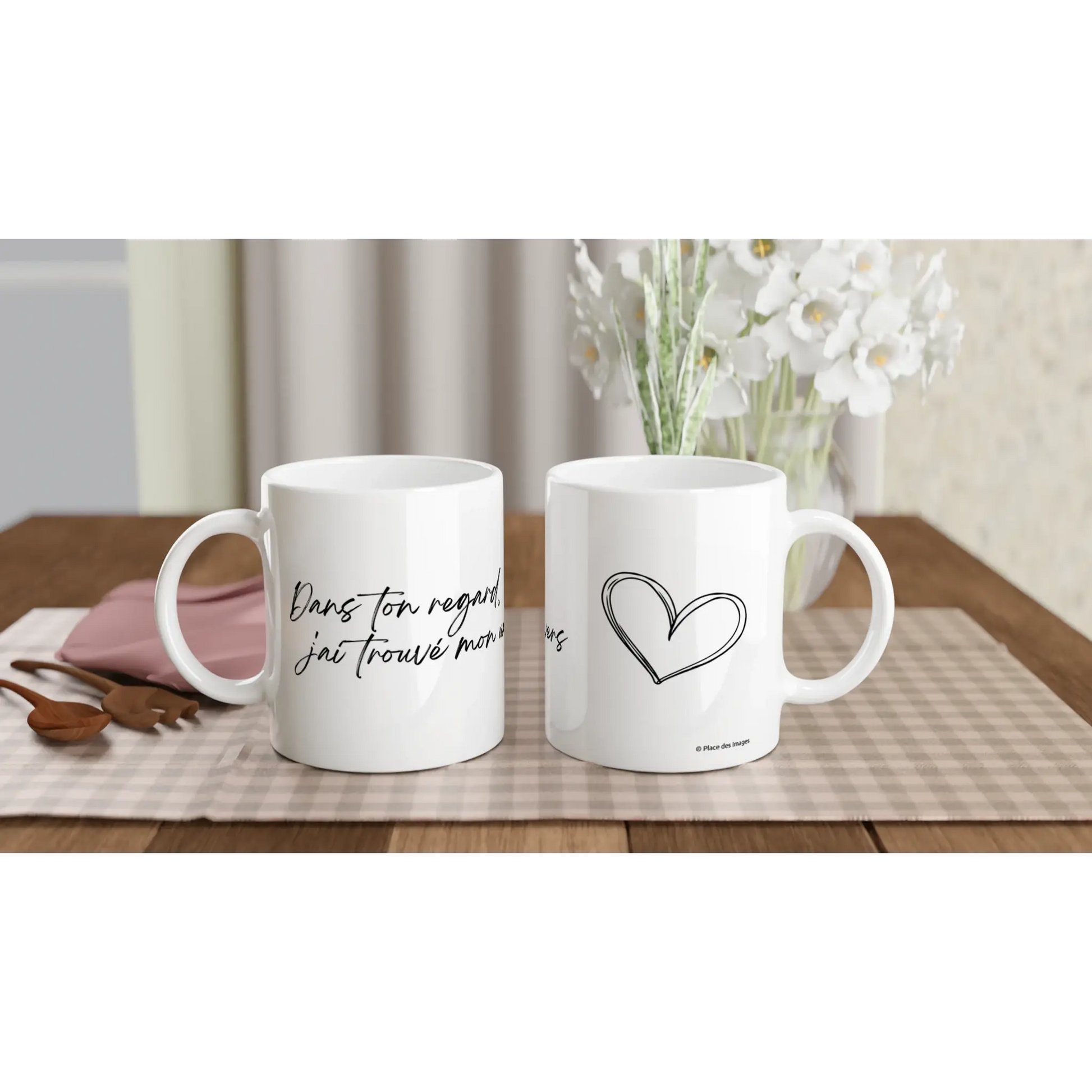 Mug cadeau Saint-Valentin - Dans ton regard, j'ai trouvé mon univers - Mise en situation pour voir les deux faces du mug