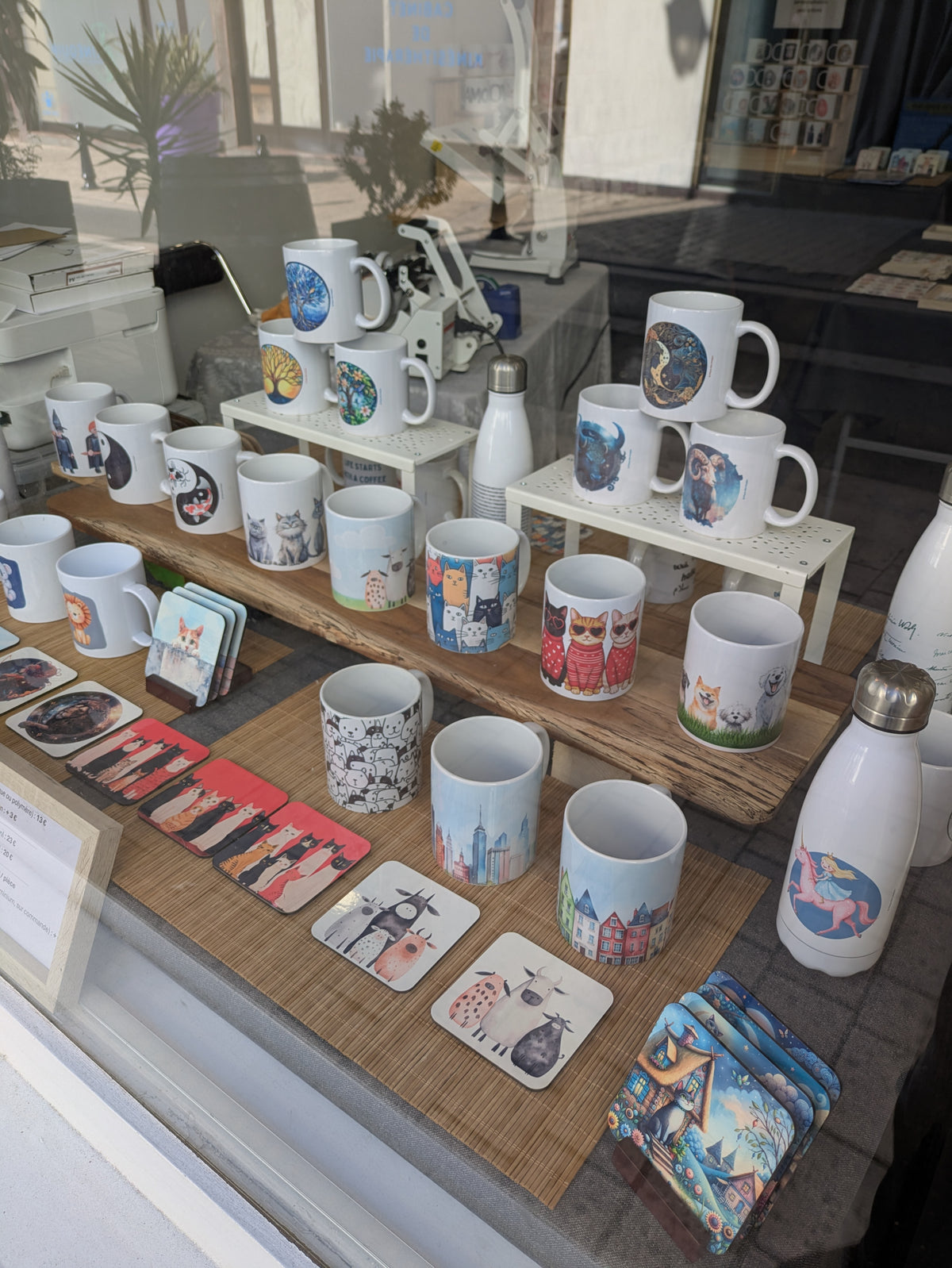 Mugs et tasses illustrés, dessous de verre illustrés, gourdes illustrées - Place des Images