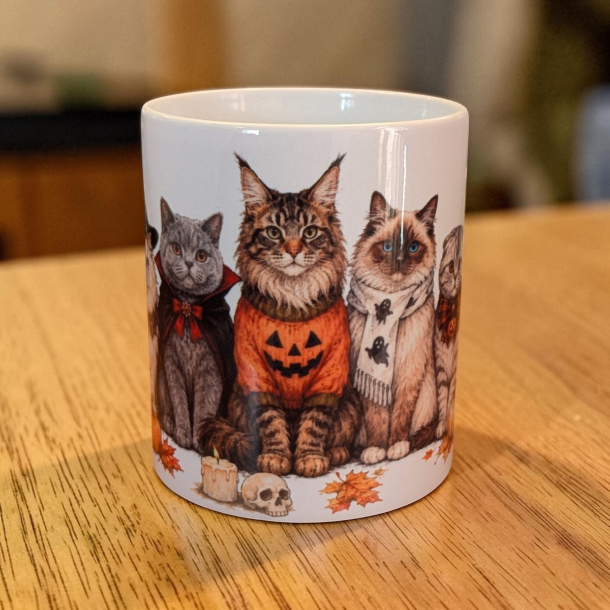 Mug en céramique Place des Images avec illustration aquarelle de chats déguisés pour Halloween (vue de face)