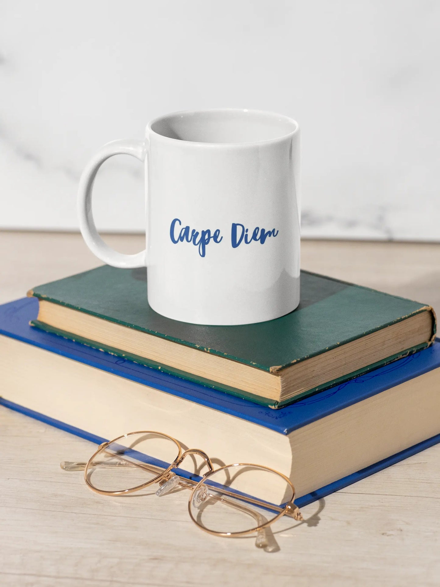 Mug blanc céramique 325ml avec illustration Arbre de vie bleu et expression Carpe Diem. Mise en situation côté expression