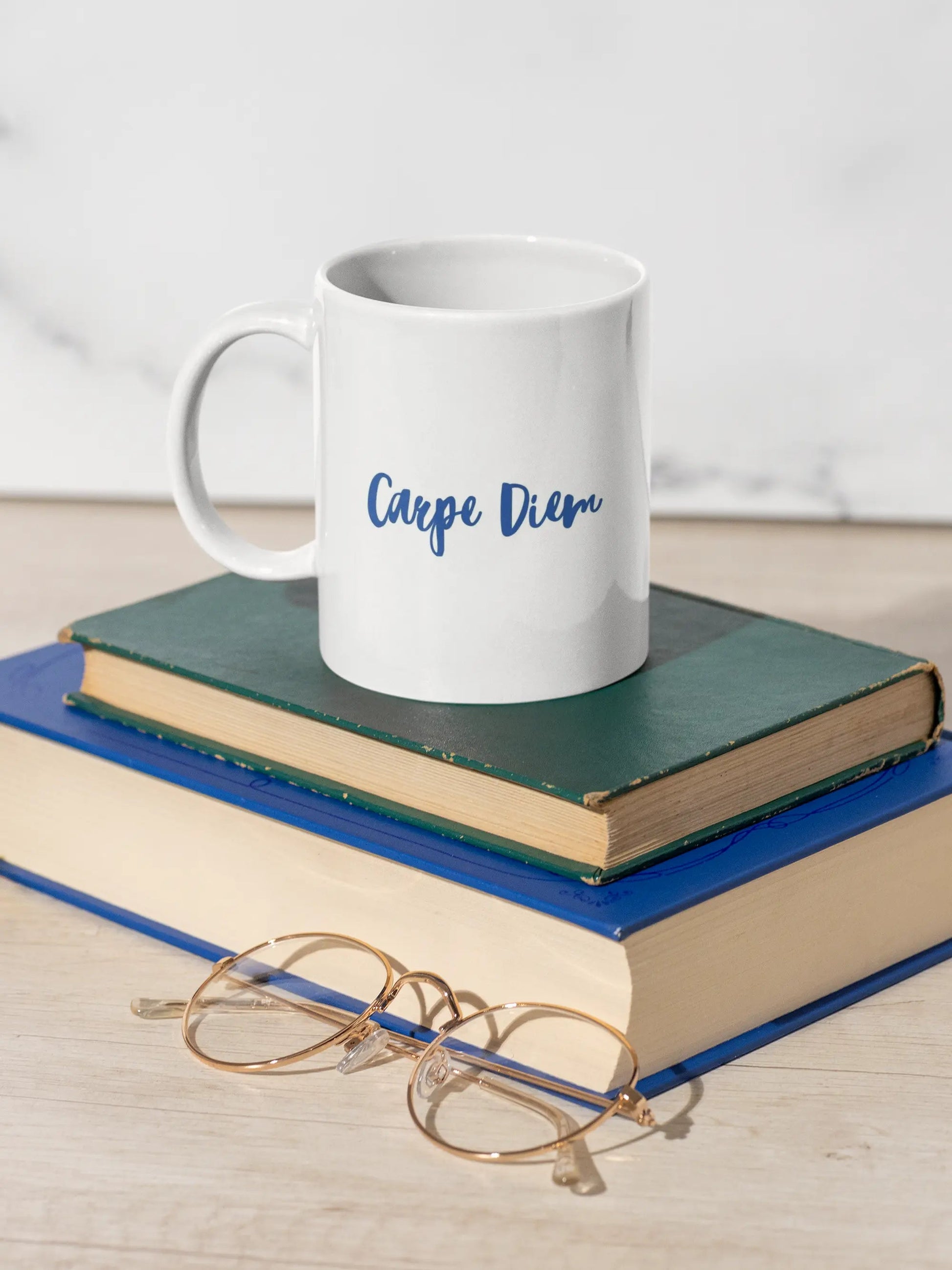 Mug blanc céramique 325ml avec illustration Arbre de vie bleu et expression Carpe Diem. Mise en situation côté expression