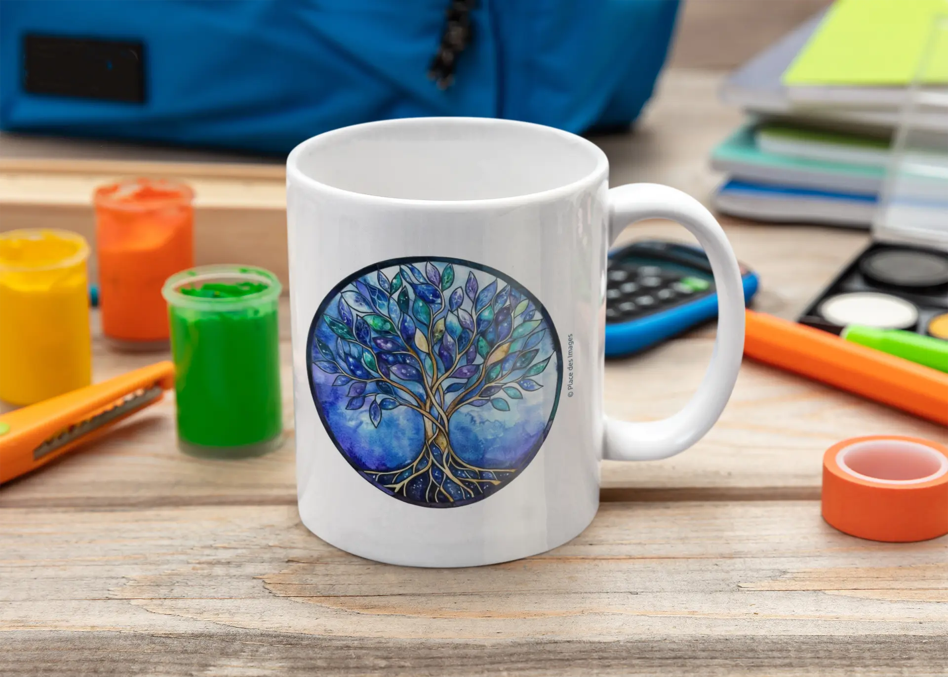 Mug blanc céramique 325ml avec illustration Arbre de vie bleu et expression Carpe Diem. Mise en situation côté illustration