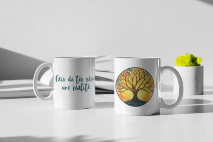 Mug blanc céramique 325ml avec illustration Arbre de vie jaune et expression "Fais de tes rêves une réalité". Mise en situation duo