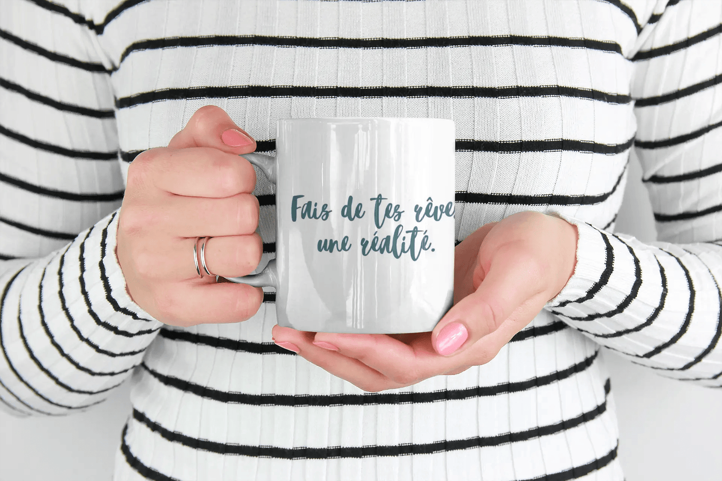Mug blanc céramique 325ml avec illustration Arbre de vie jaune et expression "Fais de tes rêves une réalité". Mise en situation côté expression