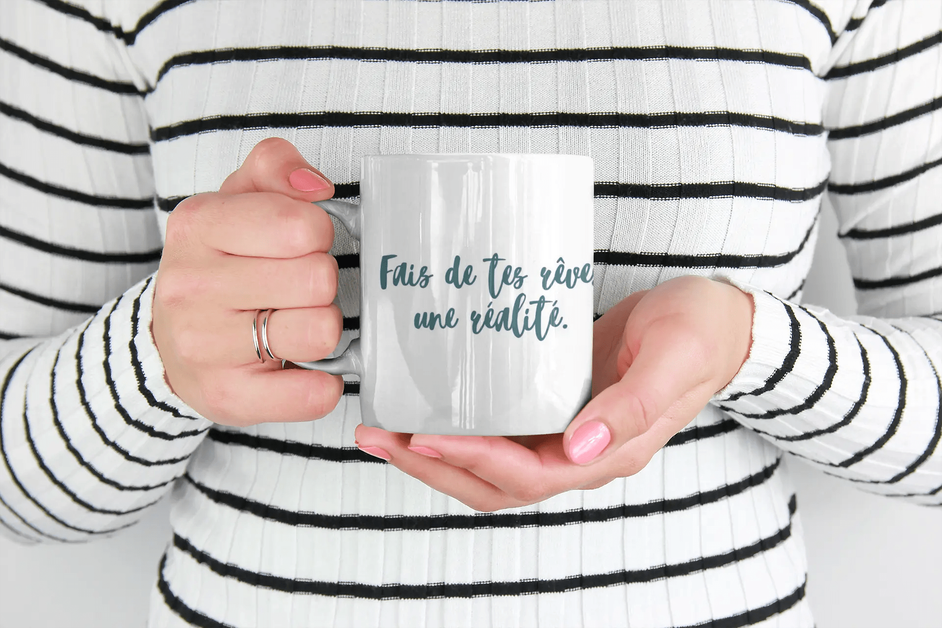 Mug blanc céramique 325ml avec illustration Arbre de vie jaune et expression "Fais de tes rêves une réalité". Mise en situation côté expression