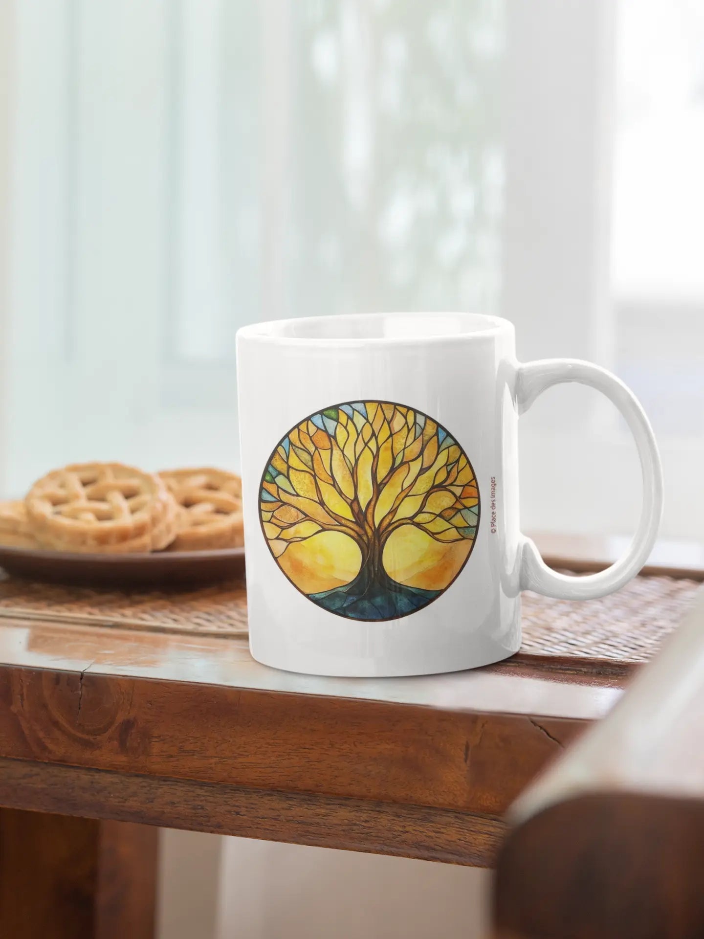 Mug blanc céramique 325ml avec illustration Arbre de vie jaune et expression "Fais de tes rêves une réalité". Mise en situation côté illustration