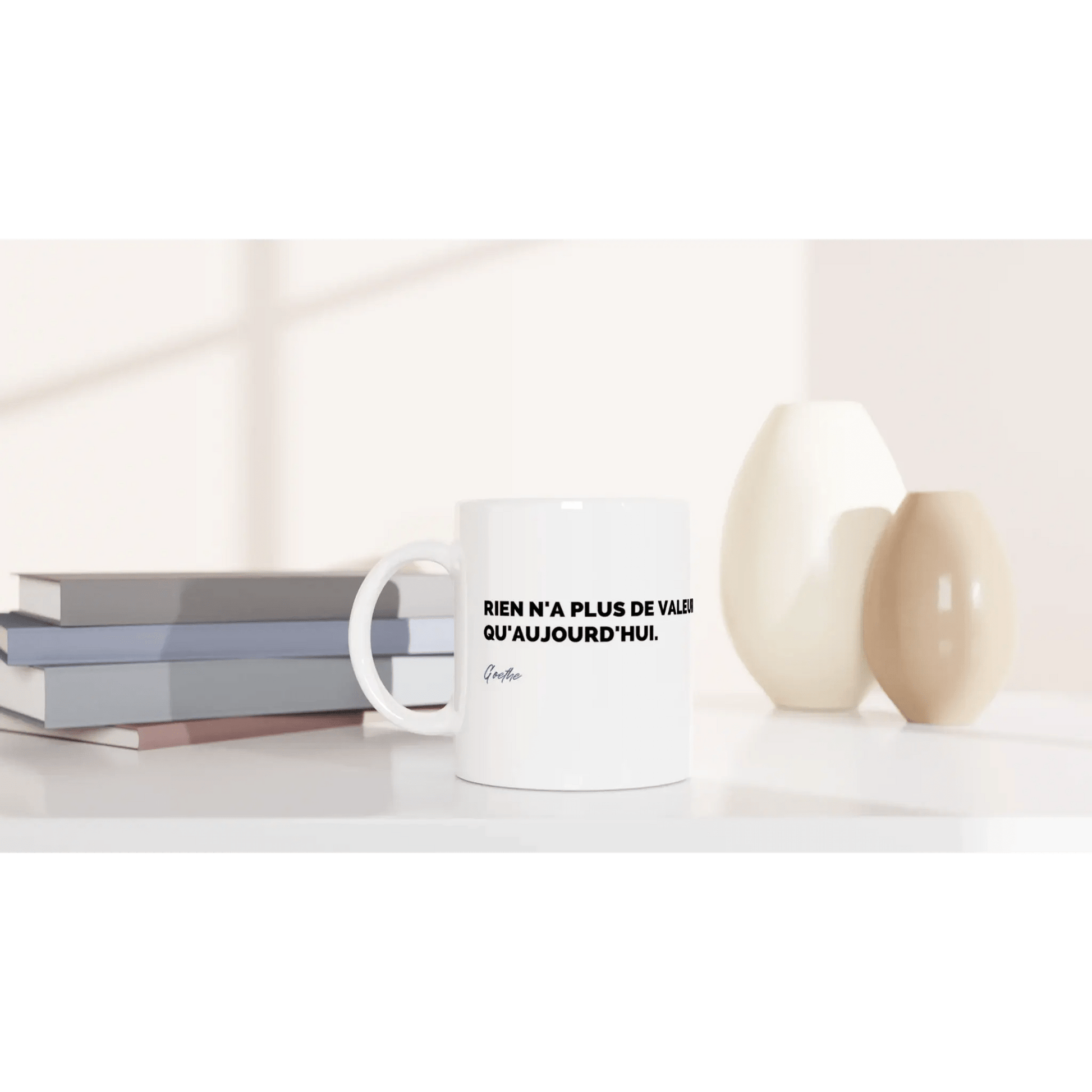 Mug / Tasse Citation de Goethe sur le moment présent (vue en situation) - Place des Images