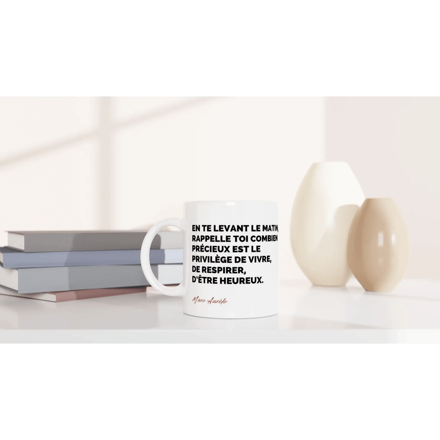 Mug / Tasse Citation de Marc Aurèle sur le moment présent (vue en situation) - Place des Images