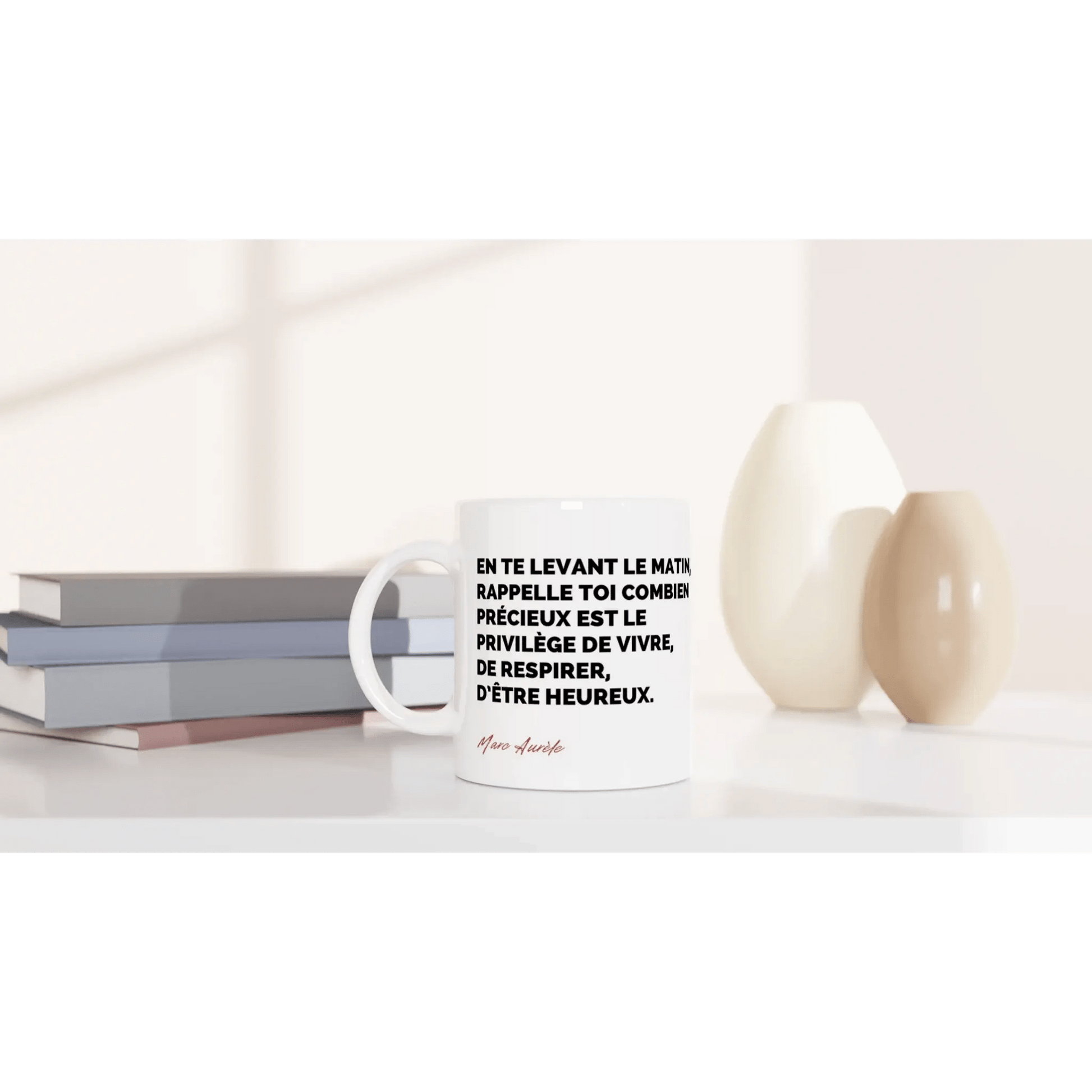 Mug / Tasse Citation de Marc Aurèle sur le moment présent (vue en situation) - Place des Images